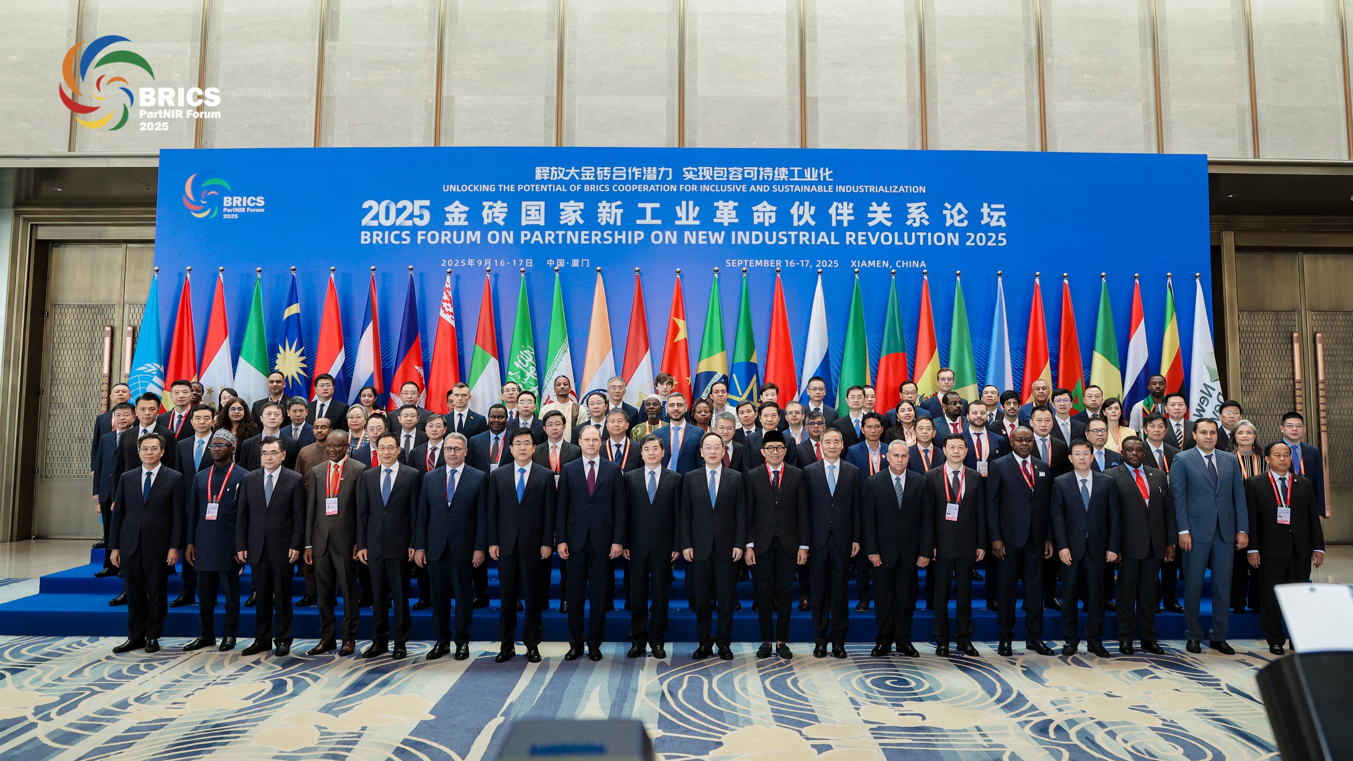 合影.jpg 合影.jpg